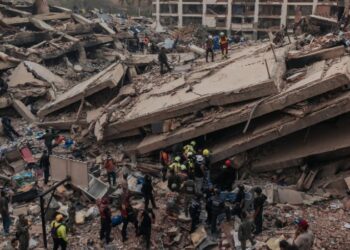 Venezuela eleva el saldo del doble terremoto a 2 mil 595 muertos.