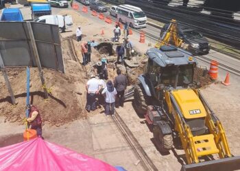 Naucalpan: Fuga de agua exhibe el severo deterioro de red hidráulica
