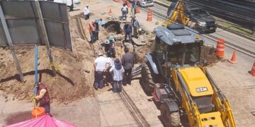 Naucalpan: Fuga de agua exhibe el severo deterioro de red hidráulica