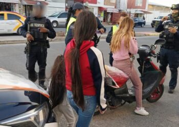 Imprudencia sin límites: detenida por llevar a dos niños vulnerables en motoneta