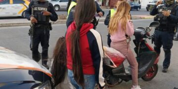 Imprudencia sin límites: detenida por llevar a dos niños vulnerables en motoneta