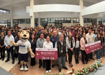 Reciben estudiantes del ITESHU Becas para la Transformación