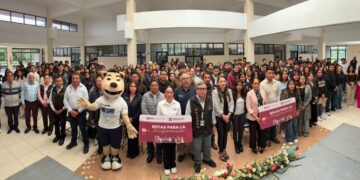 Reciben estudiantes del ITESHU Becas para la Transformación