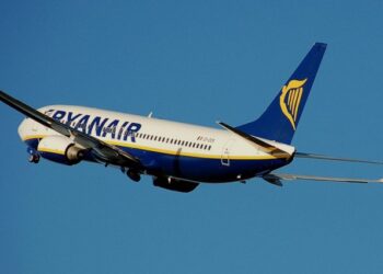 Ventanilla de Ryanair estalla y deja a un pasajero con la cabeza fuera de la cabina