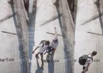 VIDEO: Empujan a un adulto mayor y un tráiler lo arrolla en Monterrey.
