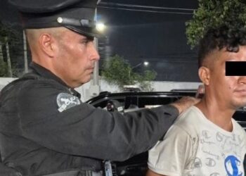 Cae el hombre captado empujando a un adulto mayor.