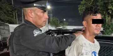 Cae el hombre captado empujando a un adulto mayor.