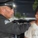 Cae el hombre captado empujando a un adulto mayor.
