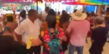 Grupo armado irrumpe en fiesta y asesina a tres personas (VIDEO).