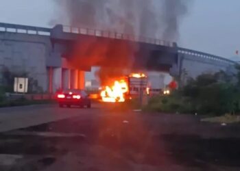 Caos en Michoacán, queman vehículos y bloquean carreteras.
