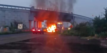 Caos en Michoacán, queman vehículos y bloquean carreteras.