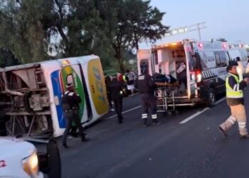 Volcadura en la México-Pachuca deja un muerto y 25 lesionados.