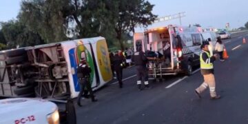 Volcadura en la México-Pachuca deja un muerto y 25 lesionados.