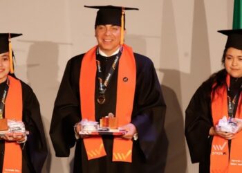 Cristian Castro se gradúa de la prepa a los 51 años y va por la UNAM.