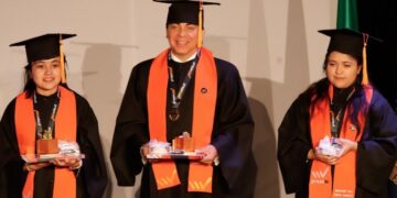 Cristian Castro se gradúa de la prepa a los 51 años y va por la UNAM.
