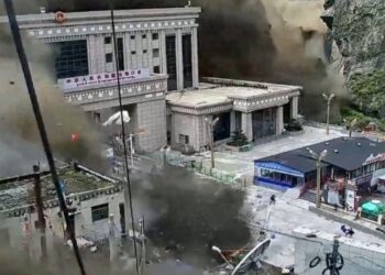 Tragedia en el Tibet, riada deja 98 muertos (VIDEO).