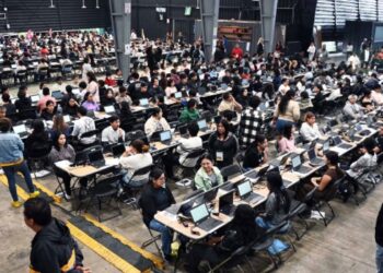 Fallas técnicas complican examen presencial de la UNAM en CDMX.