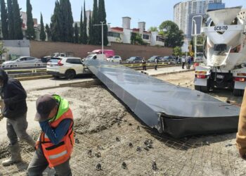 Mortal impacto en Interlomas: Caída de estructura deja un muerto; aplasta camioneta