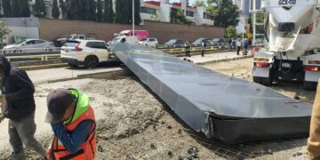 Mortal impacto en Interlomas: Caída de estructura deja un muerto; aplasta camioneta