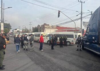 Transportistas paralizan la México-Puebla por extorsiones y crimen de una menor