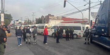 Transportistas paralizan la México-Puebla por extorsiones y crimen de una menor