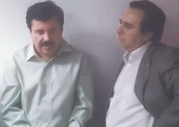 Foto inédita exhibe a Tomás Zerón interrogando a "El Chapo" en 2014