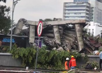 Derrumbe en Viaducto: colapsa edificio en demolición y aplasta dos vehículos
