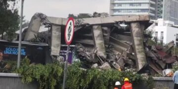 Derrumbe en Viaducto: colapsa edificio en demolición y aplasta dos vehículos