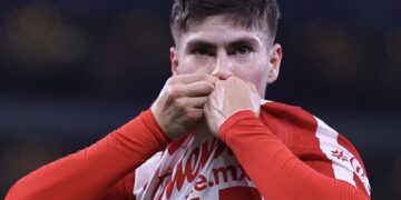 La “Hormiga” Gonzále, abandona Chivas emigra al Olympiacos