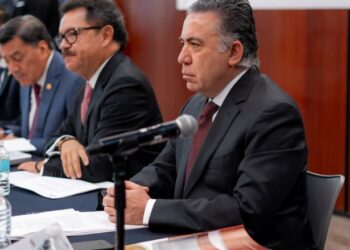 Inzunza huye de Morena para retener el fuero senatorial