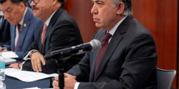 Inzunza huye de Morena para retener el fuero senatorial