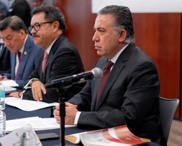 Inzunza huye de Morena para retener el fuero senatorial