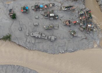Ríos de lodo borran pueblos en Nepal: van casi 400 muertos