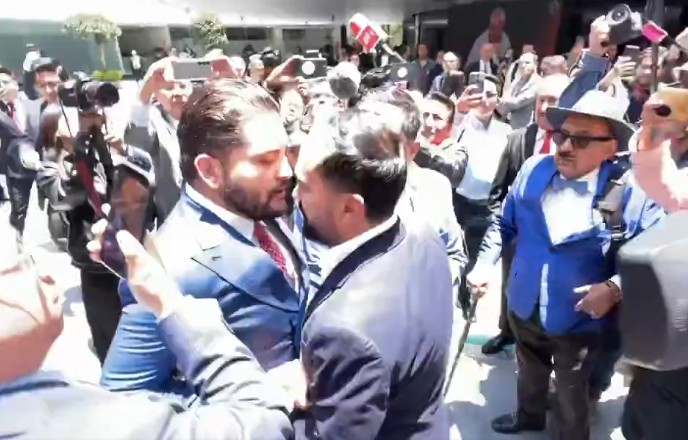 Arturo Ávila y priista se enfrentan a gritos y empujones en Senado; “dímelo de frente”
