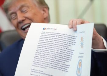 Vacunas infantiles en la mira: Trump elimina 7 dosis clave; expertos advierten riesgos