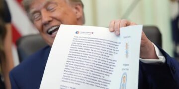 Vacunas infantiles en la mira: Trump elimina 7 dosis clave; expertos advierten riesgos