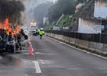 Tráiler queda calcinado en la Chamapa-Lechería (VIDEO).