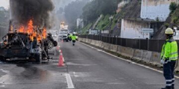 Tráiler queda calcinado en la Chamapa-Lechería (VIDEO).