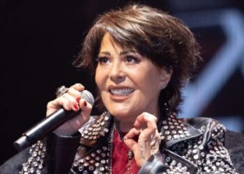 Alejandra Guzmán sufre lesión en la cadera durante concierto (VIDEO).