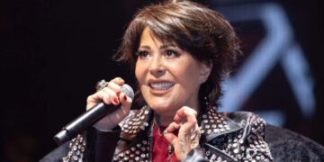 Alejandra Guzmán sufre lesión en la cadera durante concierto (VIDEO).
