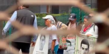 Padres de los 43 normalistas piden a la SCJN revisar expedientes.
