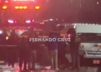 Seis pasajeros mueren intoxicados dentro de una combi en Tultitlán.