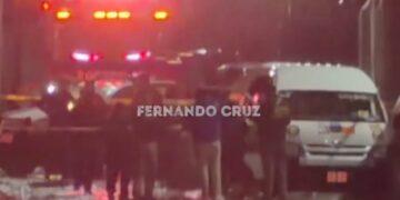Seis pasajeros mueren intoxicados dentro de una combi en Tultitlán.