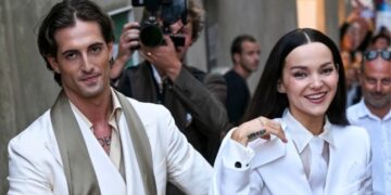 Dove Cameron y Damiano llegan al altar en una ceremonia civil.