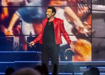 Lionel Richie preocupa a sus fans tras permanecer hospitalizado.