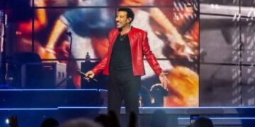 Lionel Richie preocupa a sus fans tras permanecer hospitalizado.