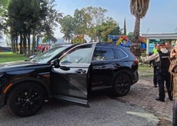 Balean camioneta donde viajaba asesor de la alcaldesa de Tecámac.