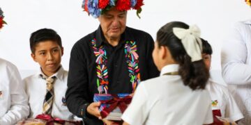 Beneficia SEPH con apoyos e infraestructura a estudiantes de San Felipe Orizatlán