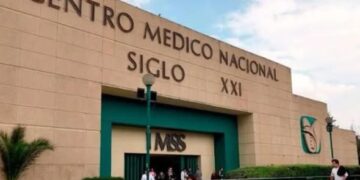 Paciente de 82 años cae de cuarto piso y muere en el IMSS