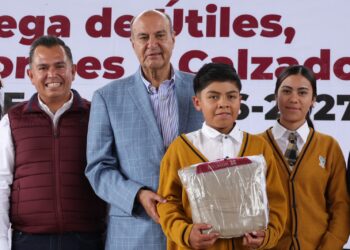 Natividad Castrejón entrega útiles, calzado y uniformes en cinco municipios